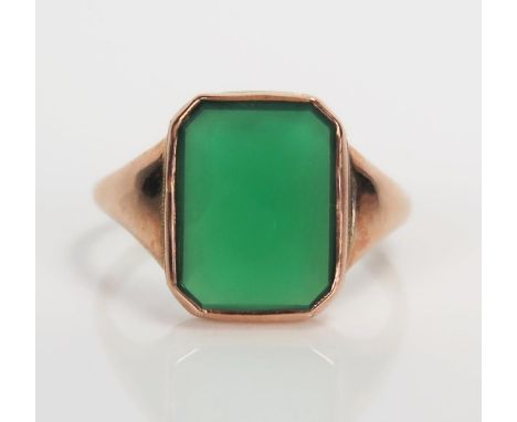 9ct Gold and Green Stone Signet Ring, size K, 2.7g 