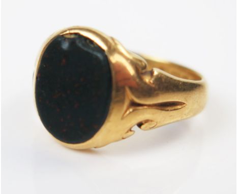 Antique 18ct Gold and Bloodstone Signet Ring, London 1917, size Q, 10.1g. Stone with chip to edge 