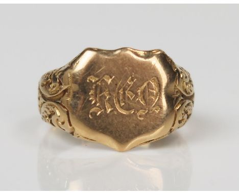 Antique 18ct Gold Signet Ring with foliate scroll shoulders, Birmingham 1915, size N, 6.7g 