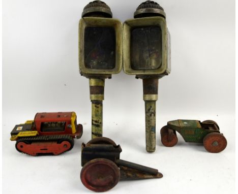 Two railway lanterns (af) and three early 20th century tin plate plate vehicles. (3)Provenance: Single owner stock collection