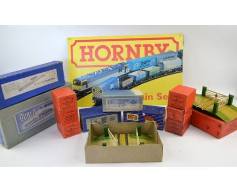 A quantity of boxed Hornby Trains and Hornby Dublo accessories including D1 Island Platform, D1 Through Station, D1 Signal Ca