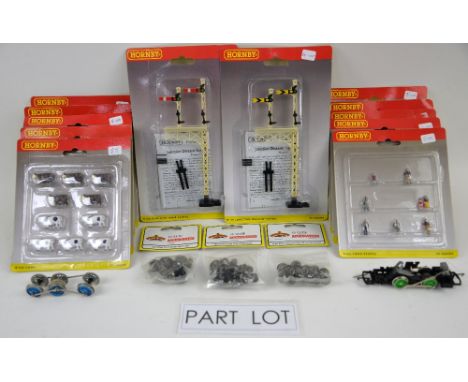 A quantity of predominantly Hornby accessories including Double Brick Tunnel Portals R8512, Station Over-Roof R334, City Peop