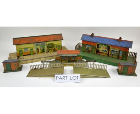 A quantity of Hornby tin plate platforms. (qty)Provenance: Single owner stock collection of Robert Dartnell and Mrs Joyce But