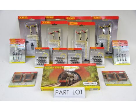 A quantity of predominantly Hornby Railways accessories including Double Brick Tunnel Portals R8512, Station Platform R8614, 
