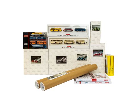 WIKING 15-tlg Konvolut aus Fahrzeugsets und Bücher, bestehend aus 5 Packungen der Reihe "100 Jahre Daimler-Benz", die Sets: "