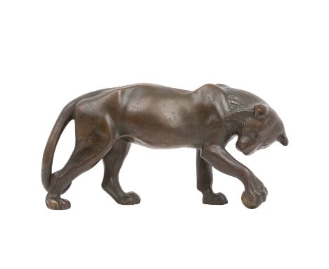 BILDHAUER DES 20. JH. "Spielender Tiger" Bronze, hellbraun patiniert, naturalistisch gearbeiteter spielender Tiger, unsignier