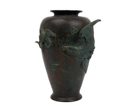 Balustervase aus Bronze. CHINA, um 1900. Umlaufend in halbplastischer Ausführung verziert mit einem Falken, der zwei kleine V