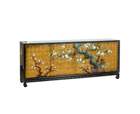 Schwarzlack-Sideboard im japanischen Stil. 1970er/80er Jahre. Geradlinig eckige Form auf vier nach innen gerollten Füßen. Auf