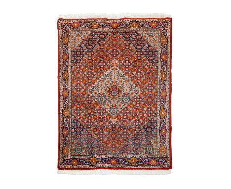 Orientteppich. BIDJAR/IRAN, 20. JH., 153x110 cm. Im Zentrum dominiert eine hellblaue, getreppte Raute mit entsprechenden Eckf