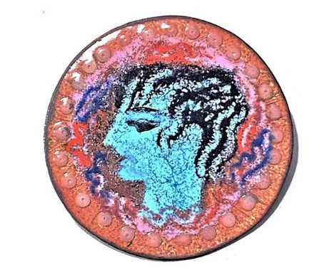 1 Extra Large size 20th century enamel head button.This signed enamel head button, by the enamellist Doris Hall, in our opini