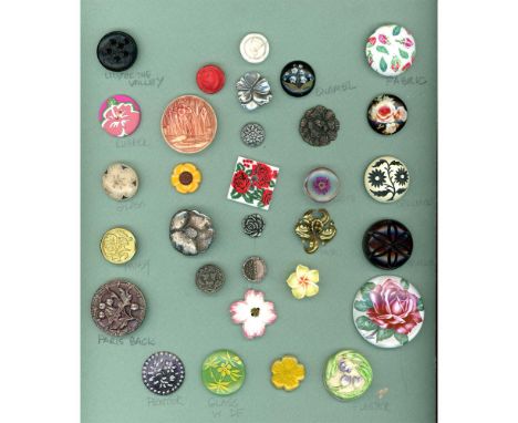 31 S/M/L 19th/20th century flowers in assorted materials.This lot of buttons includes a large variety of flowers and material