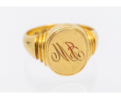 A gents Victorian 18ct gold initialled signet ring, comprising an oval top initialled M.B, width approx 13mm, ridged shoulder