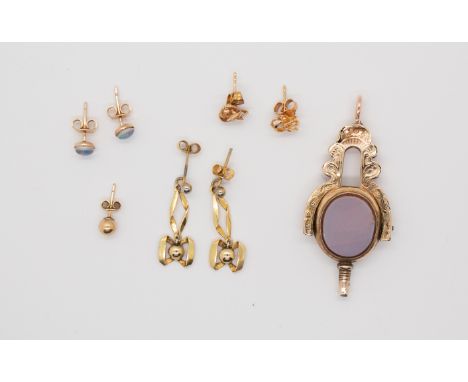 A collection of 9ct gold jewellery to include a bloodstone and carnelian swivel watch key, length approx55mm, (dented in area