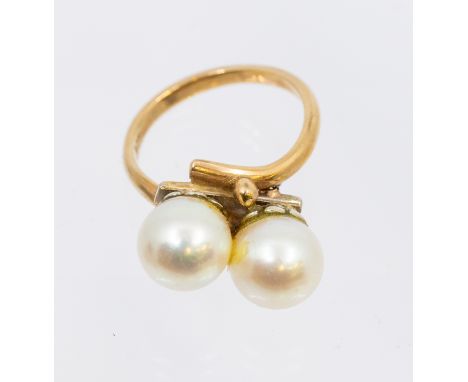 A cultured pearl and 9ct gold ring, comprising two round cultured pearls, each approx 7mm, top a cross over band, size K, tot