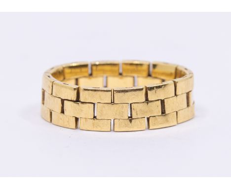 An articulated 18ct gold ring, comprising textured brick style links, width approx 6mm, size K, weight approx 5.2gms    Furth