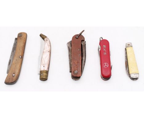 Collection of early to mid 20th century pen and army knives.