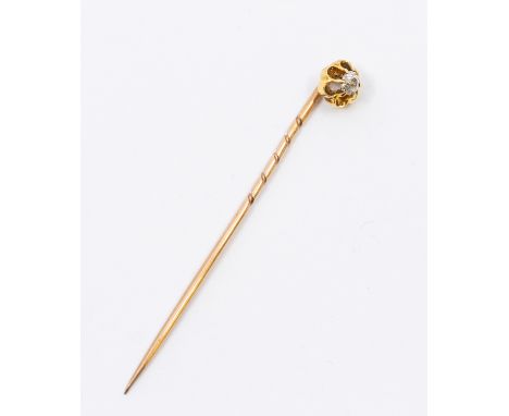 A diamond set gold stick pin, comprising an old cut claw set diamond, approx 0.07ct, set in a floral mount, total gross weigh