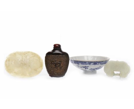 EARLY 20TH CENTURY CHINESE BLUE AND WHITE DISH10.5cm diameter; along with two 20th century jade effect amulets and a wood snu