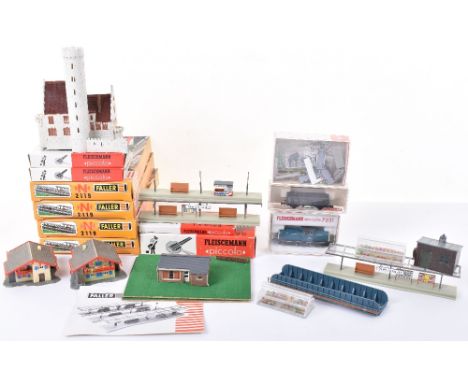 N gauge Railways, Fleischmann boxed 7231 Diesel locomotive, open wagon, three Faller unmade 2119 covered platforms, boxed and