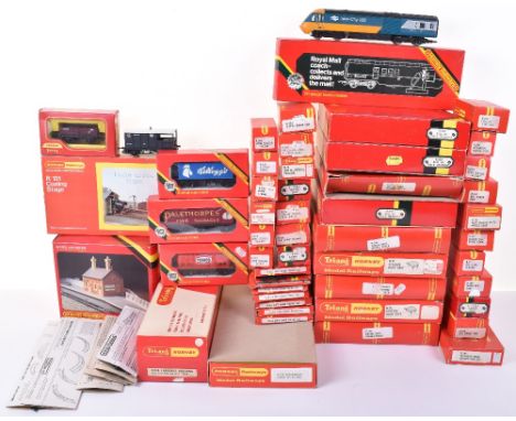 Hornby Railways 00 Gauge boxed rolling stock and track side accessories, R401 operating Mail coach set, R739 Breakdown crane 