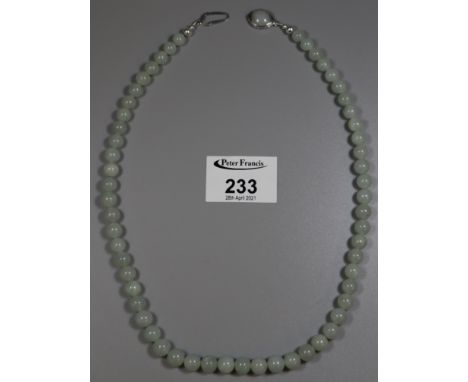 Graduated string of jade beads.(B.P. 21% + VAT) 