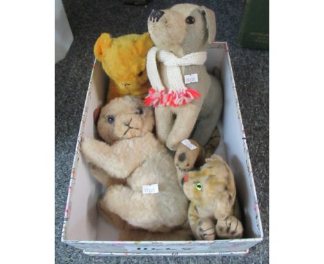 Shoe box of vintage toys to include; puppy, young lion and teddy bears.(B.P. 21% + VAT) 