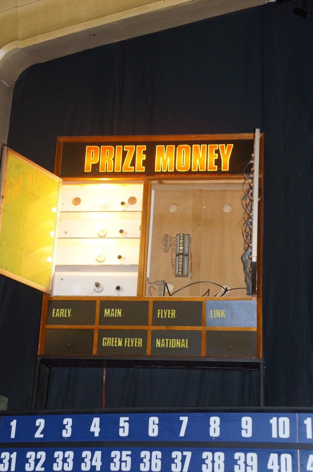 The Bingo calling comprising : illuminated number board, 500cm x 5cm