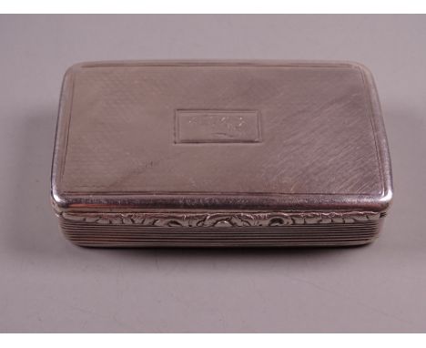 A HEAVY OBLONG SILVER SNUFF BOX, the hinged lid having scrolled decoration to the front edge and lined decoration matching th