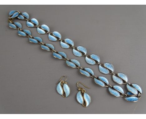 A DAVID ANDERSEN, NORWAY SILVER & BLUE ENAMEL NECKLACE & EARRING SET, 36 cms long the necklace, 26.5 grms gross