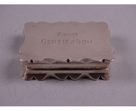 AN OBLONG PLAIN SILVER SNUFF BOX with shaped rim, Birmingham 1928 by Deakin & Francis