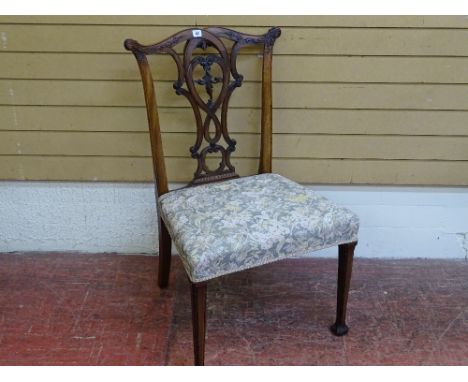 A CHIPPENDALE STYLE MAHOGANY SIDE CHAIR with pierced carving to the back splat