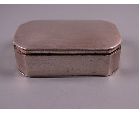 AN OBLONG PLAIN SILVER SNUFF BOX with canted front corners, 2.4 troy ozs, Birmingham 1796 by Thomas Willmore
