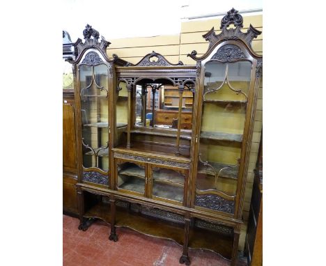 AN EXCELLENT CIRCA 1900 CHIPPENDALE STYLE DISPLAY CABINET having pierced and carved Chinese detail with lower shaped shelf an