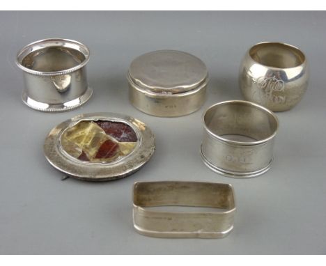 A QUANTITY OF SMALL SILVER to include a lidded circular powder box, a small circular portrait frame and four various napkin r