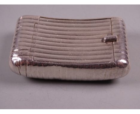 AN OBLONG SLIGHTLY CURVED SILVER SNUFF BOX with end hinged lid and all over lined decoration, 1.7 troy ozs, Birmingham 1808, 