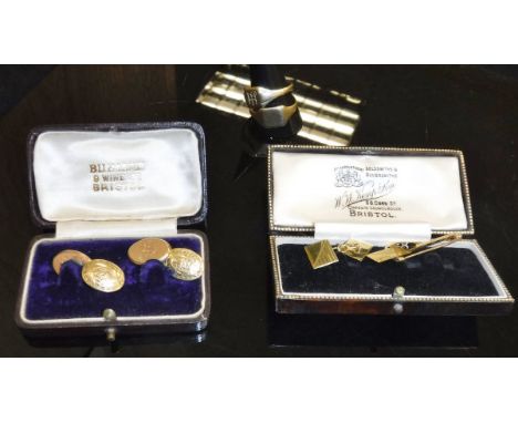 A collection of 9 carat gold jewellery comprising two pairs of cufflinks, two rings and a tie pin, approx total 18 g 