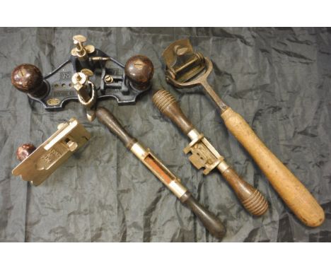 A collection of various woodworking tools to include a vintage Stanley swivelhead, box scraper plate, a Record No 071 open th