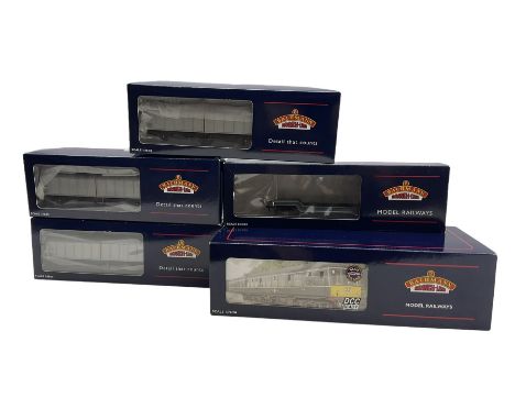 Bachmann '00' gauge: 32-910 Class 108 3-Car Dmu set in BR Blue/Grey, three 33-275 46 Tonne glw VGA Sliding Wall Van "Speedlin