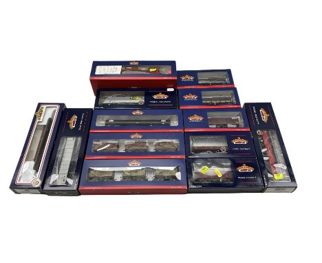 Bachmann '00' gauge including 38-250 IPA Twin Double Deck Car Transporter set, 38-301 OTA Timber Carrier Wagon, 38-527Z Horse