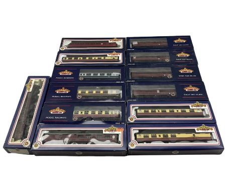 Thirteen Bachmann '00' gauge carriages including 39-076, 39-051, 39-290 etc (14)