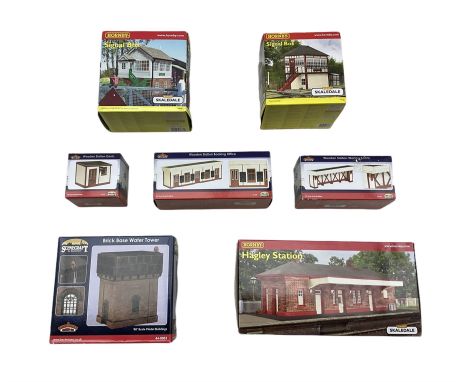 '00' gauge buildings and models including Hornby Skaledale 'Hagley Station' and two Signal Boxes, Bachmann 'Wooden Station Bo