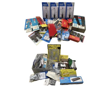 Quantity of model railway '00' gauge track and accessories including Peco Streamline flexible track, Dapol signals, Bachmann 