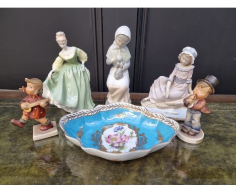 A mixed lot of pottery and porcelain, to include a Royal Doulton figure and two Hummel figures. (6) 