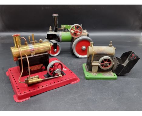 A Mamod SR1A steam roller; together with a Mamod SE2 stationary steam engine; and a SEL 1530 Junior steam engine. (3)&nbsp;&n