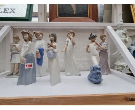 Fifteen Nao figures, largest 29cm high.&nbsp;