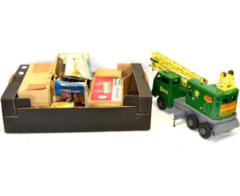 Louis Marx (Lumar, Great Britain) Powerhouse Mobile Crane in pressed steel and finished in green/grey with outrider supports 