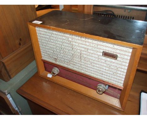 VINTAGE WOOD CASED RADIO ( SOLD AS A DISPLAY / COLLECTABLE ITEM)