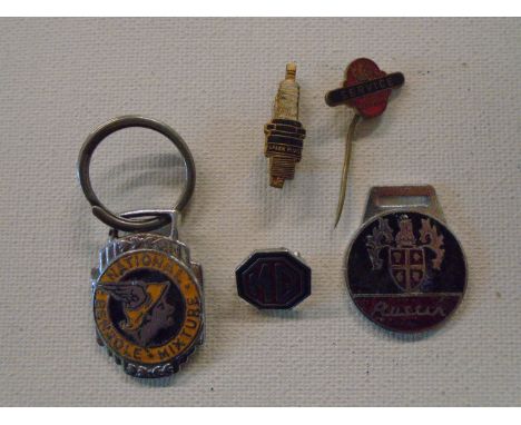5 AUTOMOTIVE PENDANTS/BADGES INCLUDING MG AUSTIN VAUXHALL BENZOLE AND SPARK PLUG