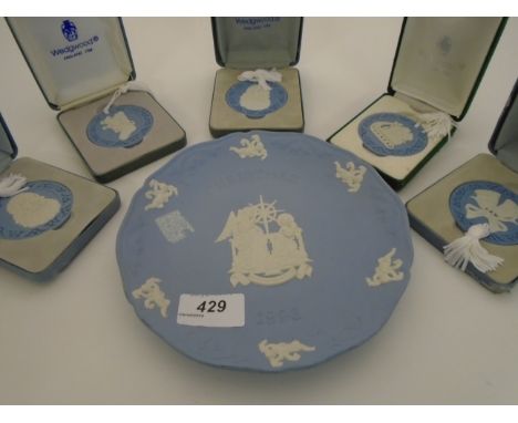 6 WEDGEWOOD JASPERWARE CHRISTMAS PIECES TO INCLUDE 5 TREE HANGINGS AND A CHRISTMAS PLATE