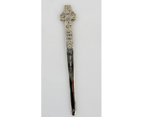 Scottish silver letter opener in the form of a dagger, with Celtic cross, by H&amp;H Bros, stamped IONA, 15 cm long, 21 gr. .